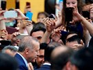Turecký prezident Tayyip Erdogan pózuje fotografům při odchodu z volební...