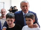 Turecký prezident Tayyip Erdogan vhodil lístek do urny spolen se svými vnuky....