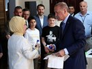 Turecký prezident Tayyip Erdogan spolu s manželkou Emine ve volební místnosti...
