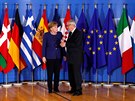 Nmecká kancléka Angela Merkelová se vítá s pedsedou Evropské komise...