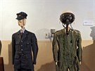Armdn uniformy a odvy vystaven na zmku v Polici.