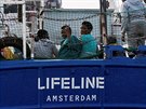 Migranti na palub lodi nmecké nevládní organizace Lifeline.