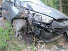 Nabouraný osobní automobil Hyundai mezi Hazlovem a Aí.