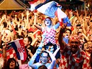Chorvattí fanouci se radují v ulicích Záhebu z výhry nad Argentinou.