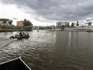 Jedna z turistickch lod plavcch se po Morav v Olomouci se kvli...