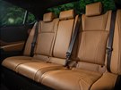 Konzervativní interiér hybridního vozu Lexus ES