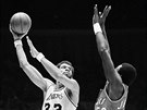 Rok 1980: Kareem Abdul-Jabbar (vlevo) z LA Lakers stílí pes Jima Brewera z...