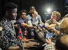 Deandre Ayton hovoří s novináři před draftem do NBA.