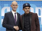 Trae Young (vpravo) se stal ptkou draftu, blahopeje mu Adam Silver, první mu...