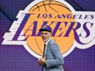 Moritz Wagner se me tit na dres LA Lakers.