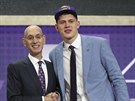 Adam Silver (vlevo) vítá v NBA nmeckého pivota Moritze Wagnera.