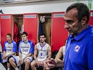 Asistent Petr Czudek a basketbalisté Luká Palyza, Tomá Vyoral, Martin Peterka...