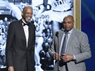Charles Barkley (vpravo) a Kareem Abdul-Jabbar pedají Oscaru Robertsonovi cenu...