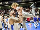 eský basketbalista Blake Schilb se raduje se svou dcerou Isabelle z výhry nad...