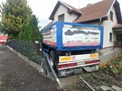 Nákladní auto skončilo na zahradě domu v Lípě nad Orlicí na Rychnovsku (28. 6....