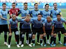 ÚSMV, PROSÍM. Fotbalisté Uruguaye pózují pro týmovou fotografii ped zápasem...