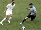 Uruguayský útoník Luis Suárez (vpravo) odehrává balon ped saúdskoarabským...