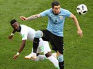 Uruguayský stední obránce José María Giménez odkopává mí v zápase proti...