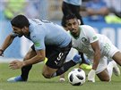 Uruguayský forvard Luis Suárez (vpedu) padá po souboji se saúdskoarabským...