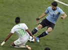 Uruguayský forvard Luis Suárez klikuje ped skluzujícím záloníkem Sálimem...