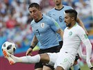 Uruguayský záloník Cristian Rodriguez sleduje, jak saúdskoarabský útoník...