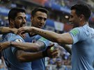GÓLOVÁ RADOST. Uruguaytí fotbalisté oslavují branku, kterou v utkání se...