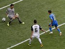 BODLO A JESLIČKY. Brazilec Philippe Coutinho prostřeluje kostarického brankáře...