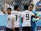 DÍKY, KAPITÁNE! Egypttí fotbalisté gratulují gólmanu Ísamu Haddarímu k chycené...