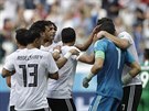 Fotbalisté Egypta dkují brankái Ísamu Haddarímu, který v duelu se Saúdskou...