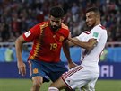 panlský forvard Diego Costa (uprosted) v obleení marockých obránc.