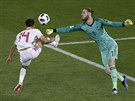 Španělský gólman David De Gea boxuje balon před marockým kapitánem Mubárakem...