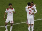 Fotbalisté Maroka slaví druhý gól v zápase se panlskem.
