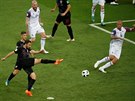 Chorvatský záloník Milan Badelj dává gól v zápase proti Islandu.