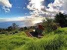 Regiao Autónoma da Madeira, Funchal, Portugalsko. Vila ve svahu s výhledem na...