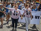 Christine Marinoniová a Cynthia Nixonová na pochodu LGBT Pride Parade (New...