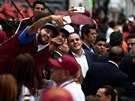 Píznivci kandidáta na Mexického prezidenta Lopeze Obradora se fotí s s bývalým...