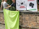 Protestující v Horním Jiřetíně Zemanovi ukázali zelené trenky.