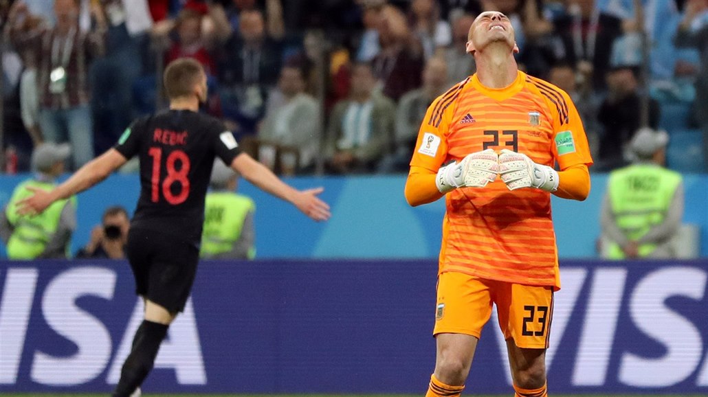 SMUTEK. Argentinský branká� Willy Caballero zpytuje sv�domí po obrovské chyb�,...