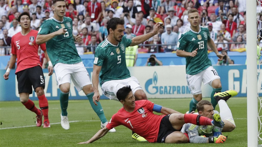 Německý gólman Manuel Neuer napravuje svoje zaváhání po přímém kopu.