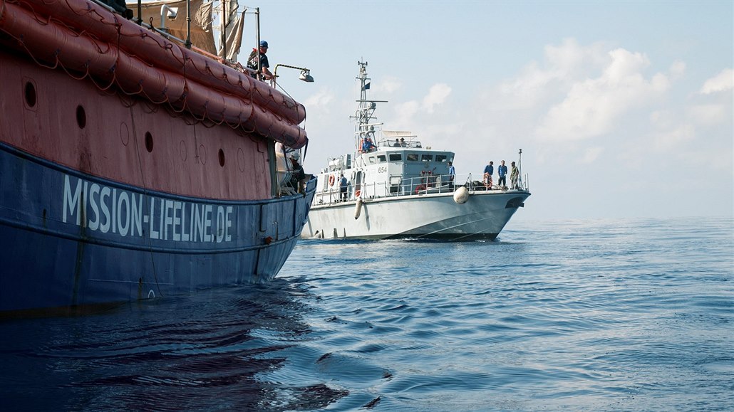 Migranty ze St�edozemního mo�e zachránila posádka lodi Lifeline (22. �ervna...