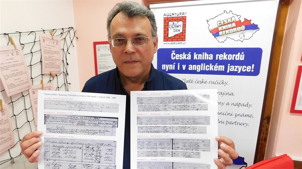 Badatel Vladimír Bzdušek v Pelhřimově ukazuje oskenované a okopírované části...