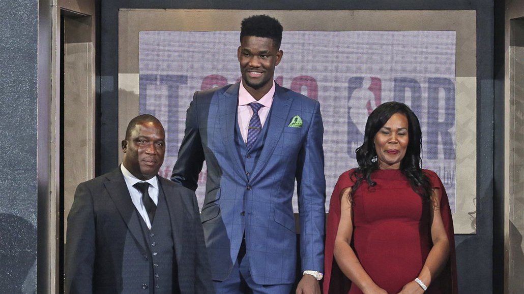 Deandre Ayton se stal jedničkou draftu NBA, doprovázejí ho rodiče.