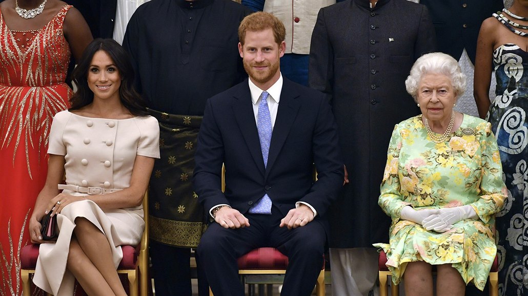 Vévodkyně Meghan, princ Harry a královna Alžběta II. na udílení ocenění Queen's...