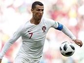 Portugalsk kapitn Cristiano Ronaldo si zpracovv m v duelu s Marokem.