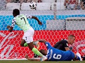 Nigerijský rychlík Ahmed Musa slaví svůj gól proti Islandu.