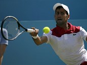 Novak Djokovič hraje forhend ve finále turnaje v Londýně.
