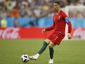 Portugalský kapitán Cristiano Ronaldo přihrává v utkání proti Íránu.