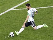 Argentinec Lionel Messi stl z pmho kopu v duelu proti Nigrii. Trefil ty.