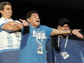 Diego Armando Maradona vzrušeně prožívá zápas Argentiny s Nigérií.