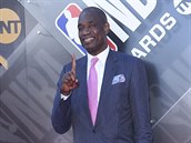 Dikembe Mutombo pichází na vyhlaování cen NBA.